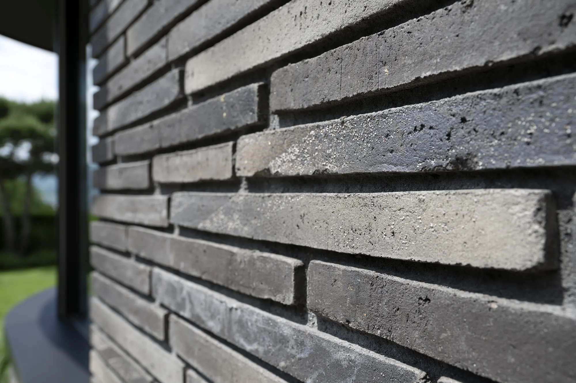 Detail einer dunklen Klinkerfassade
