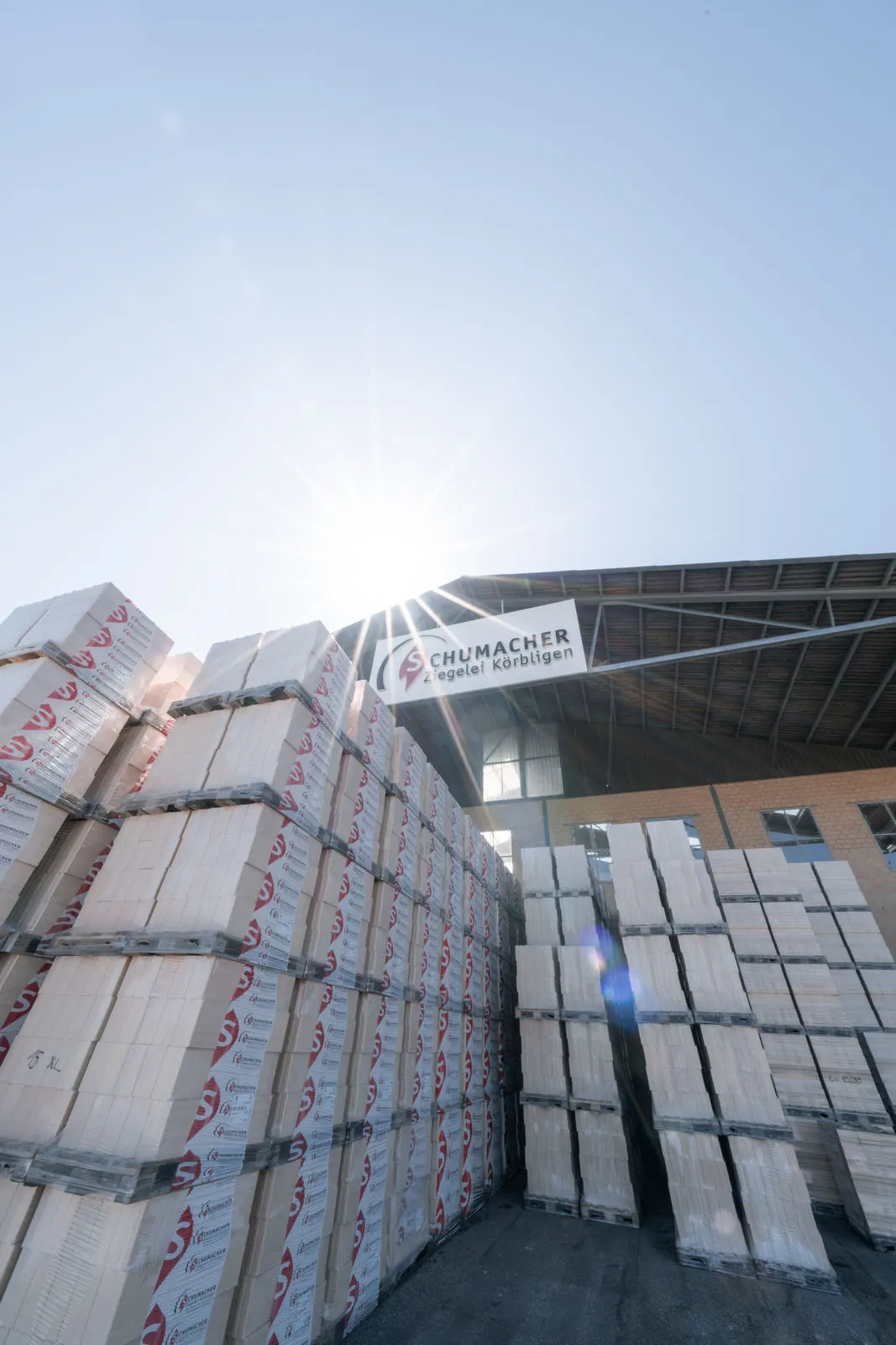 Verpackte Backstein-Paletten vor dem Werk in Körbligen