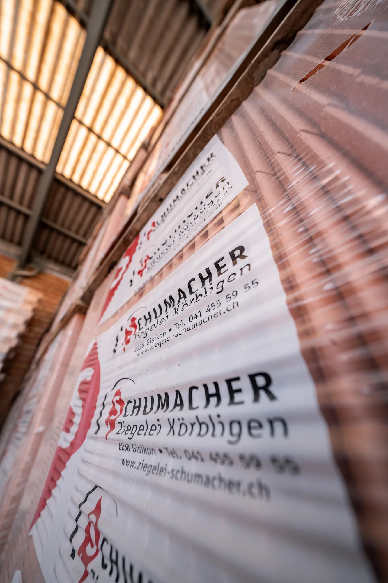 Verpackte Backsteine mit Schumacher-Etikett